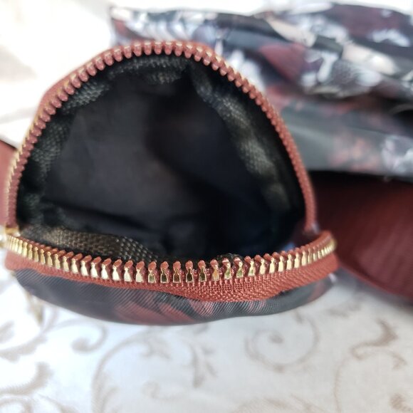 Heart shape Scull & Roses Crossbody bag & Change purse. Adjustable strap - Picture 11 of 13